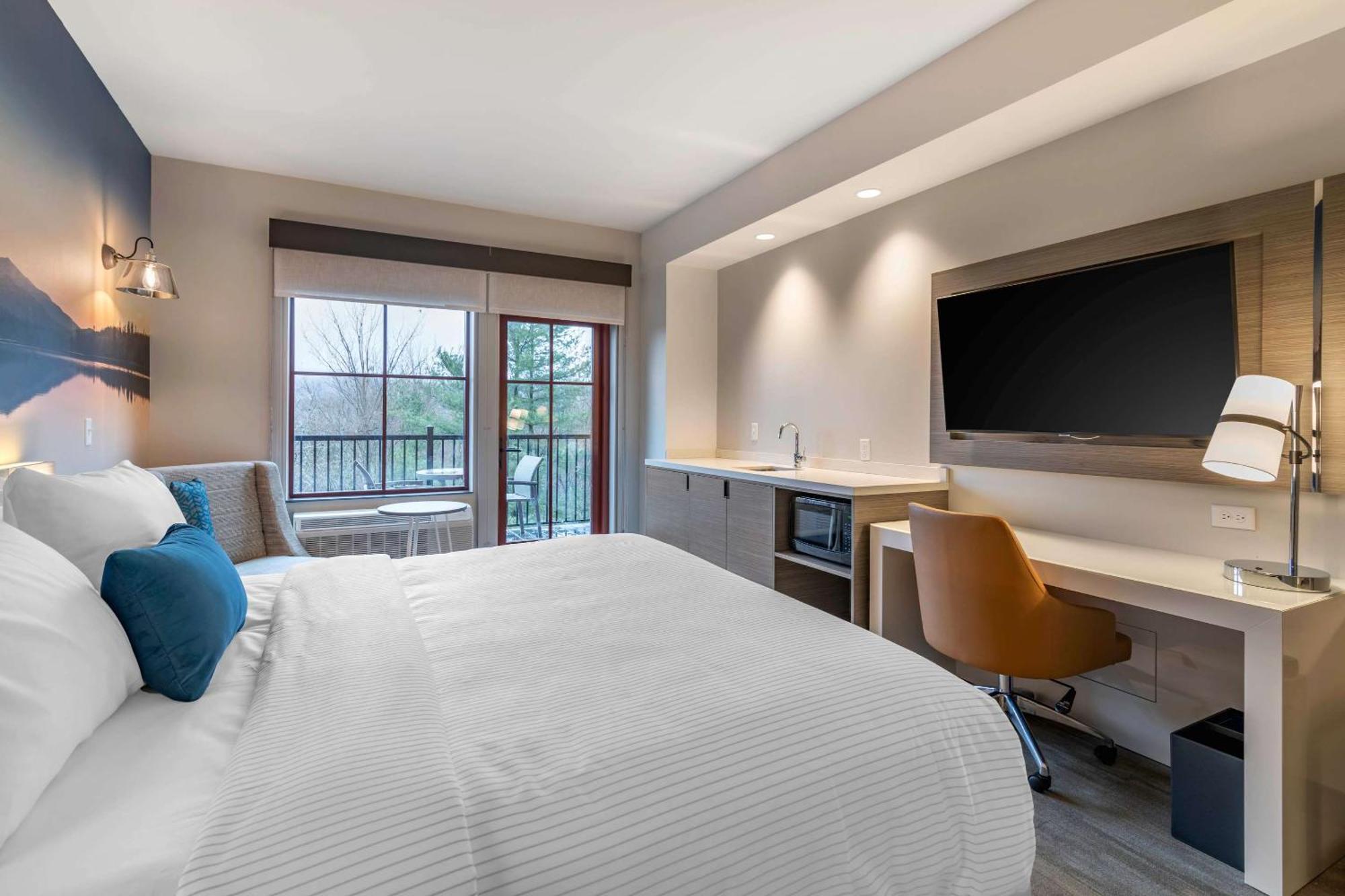 Cambria Hotel Lake Placid - Lakeside Resort Exterior photo