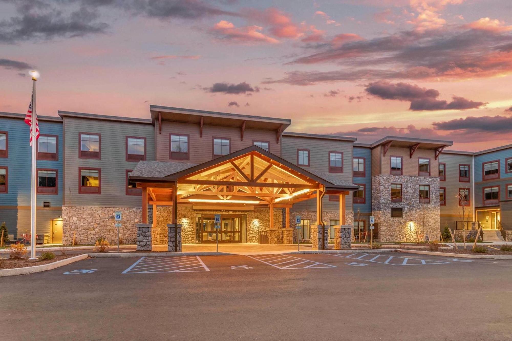 Cambria Hotel Lake Placid - Lakeside Resort Exterior photo